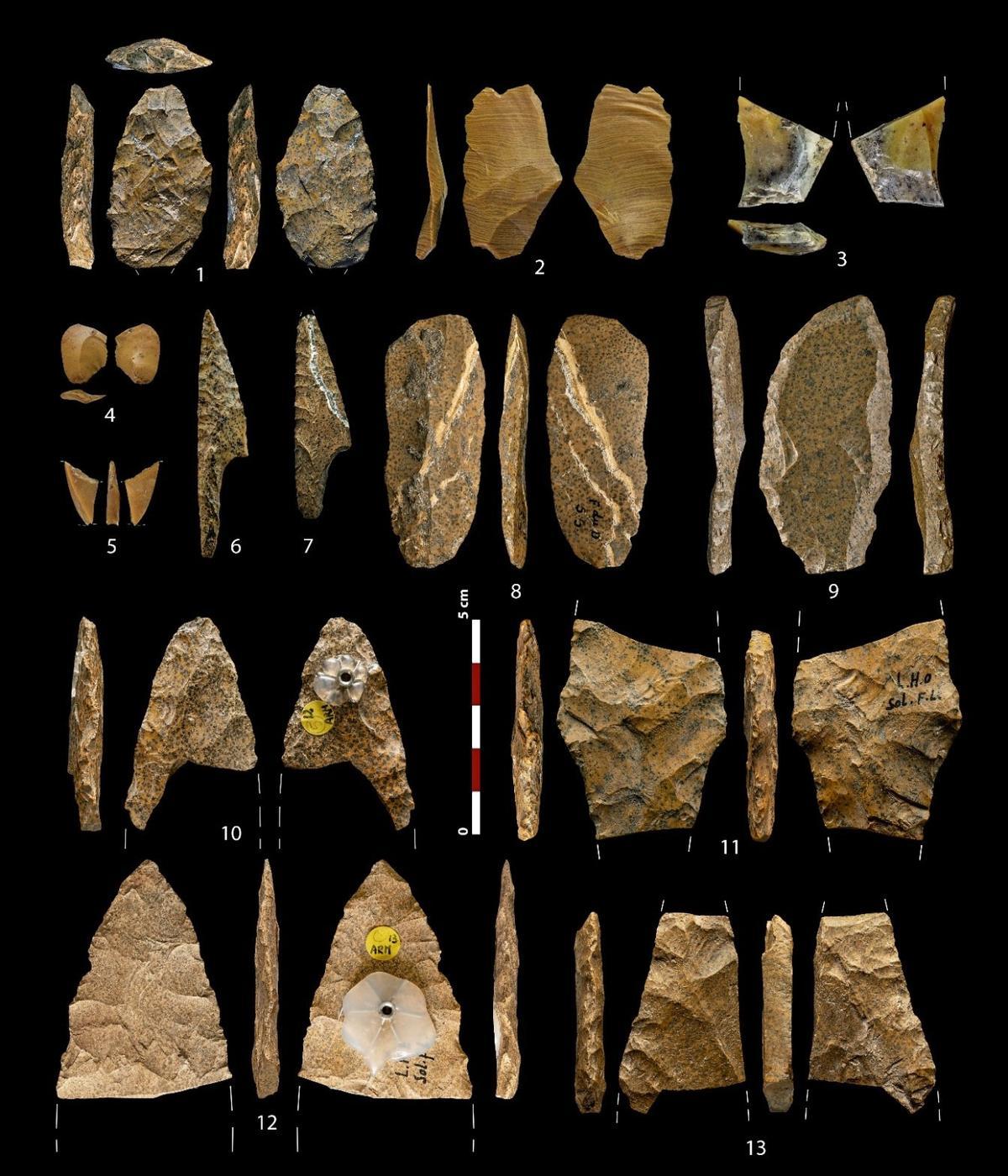 Utensilios líticos tallados en silex jasperoides de los afloramientos hetangienses del suroeste francés. Las piezas 1-5 provienen de los niveles del Solutrense medio de Peña Capón y el resto de yacimientos solutrenses franceses