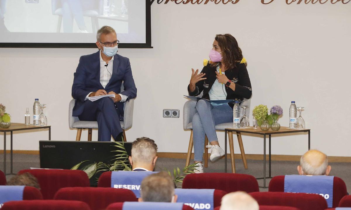 Manuel Ángel Alonso, de Telefónica, y Lara Graña, jefa de Economía de Faro de Vigo. // Pablo Hernández Gamarra