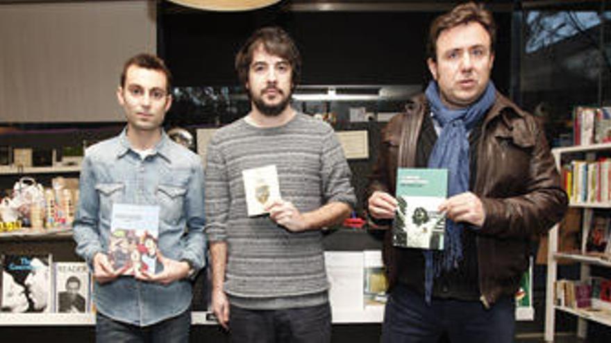 Álex Zahinos, Enrique Ballester y Rafa Lahuerta posan junto a sus libros.