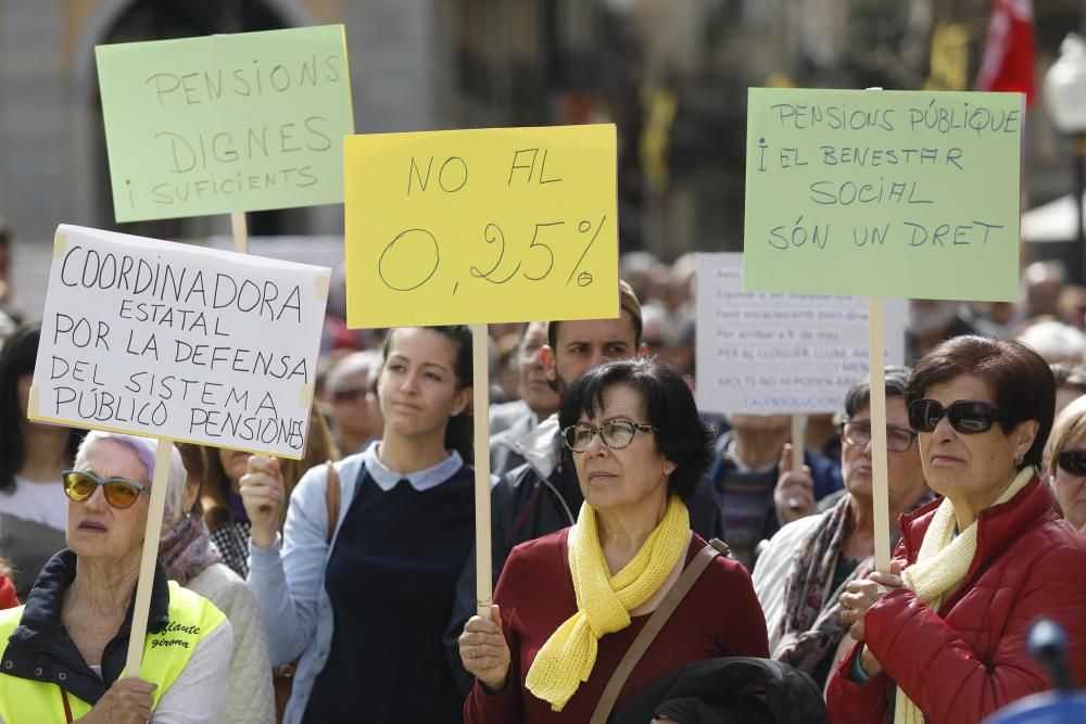 Més de 2.000 gironins es mobilitzen contra «l'estafa» de les pensions