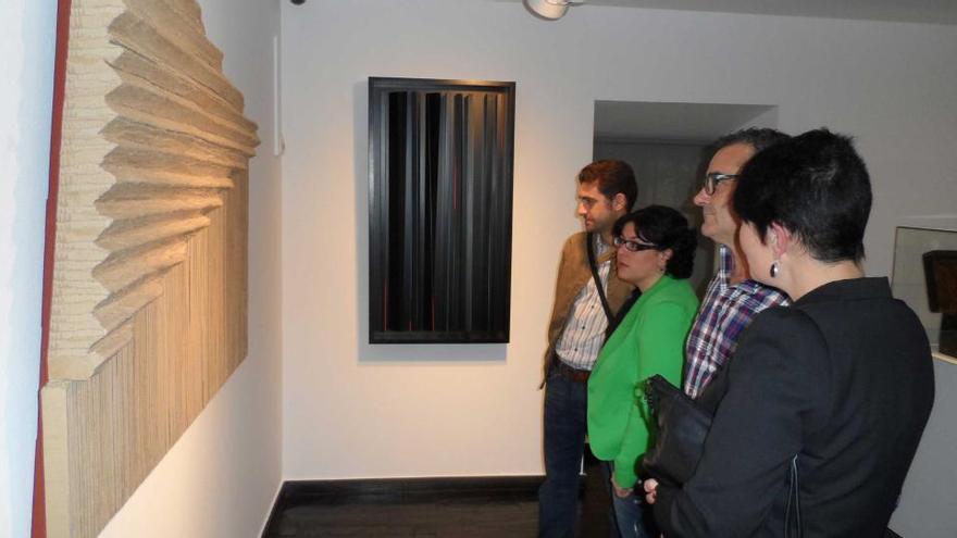 Sergio Alonso, María Soto, Alberto García y Cristina Lorente, ayer contemplando la escultura deMaría Jesús Rodríguez.