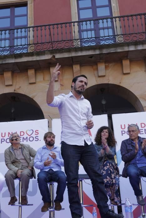 Alberto Garzón en un mitin de Unidos Podemos en la Plaza Mayor de Gijón