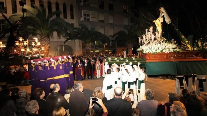 Momento del Encuentro entre Nuestro Padre Jesús Nazareno y la Santa Mujer Verónica.