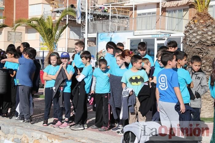 Un 'SOS' gigante para el Mar Menor formado por escolares en Villananitos