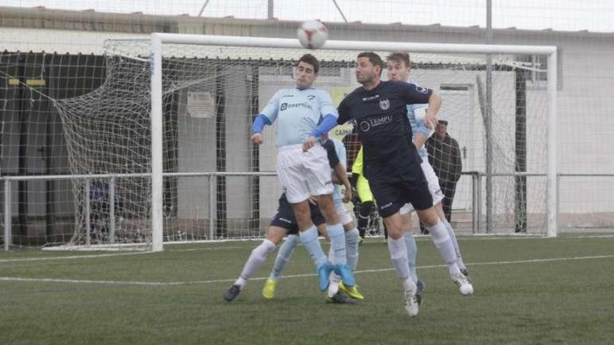 Una acción del partido entre Beluso y Candeán. // Santos Álvarez