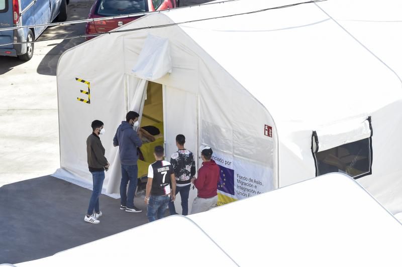 Campamento de inmigrantes en el colegio León