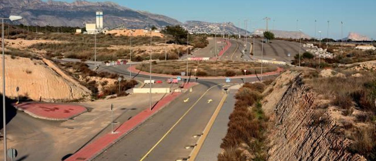 Acceso al polígono industrial de Benidorm junto al que quiere instalarse una gran área comercial.