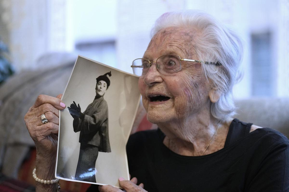 Lolita Laporta, una de las modelos del diseñador de moda, a sus 103 años.