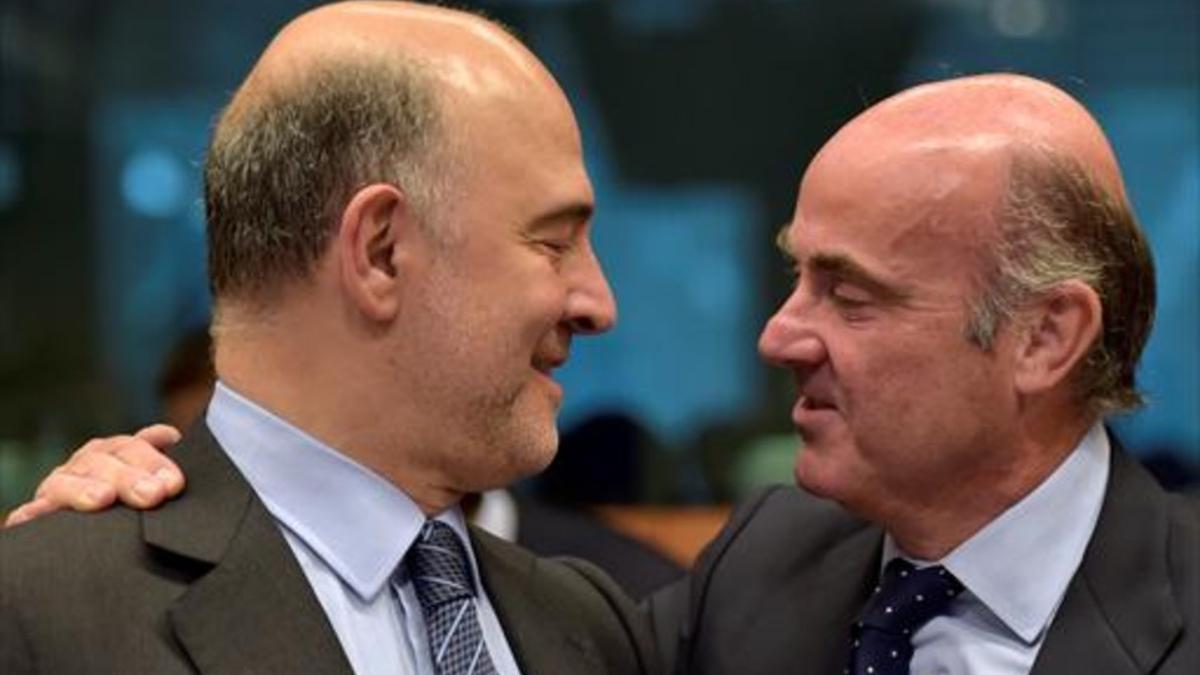 El comisario europeo de Finanzas, Pierre Moscovici, y el ministro de Economía, Luis de Guindos, en Bruselas.