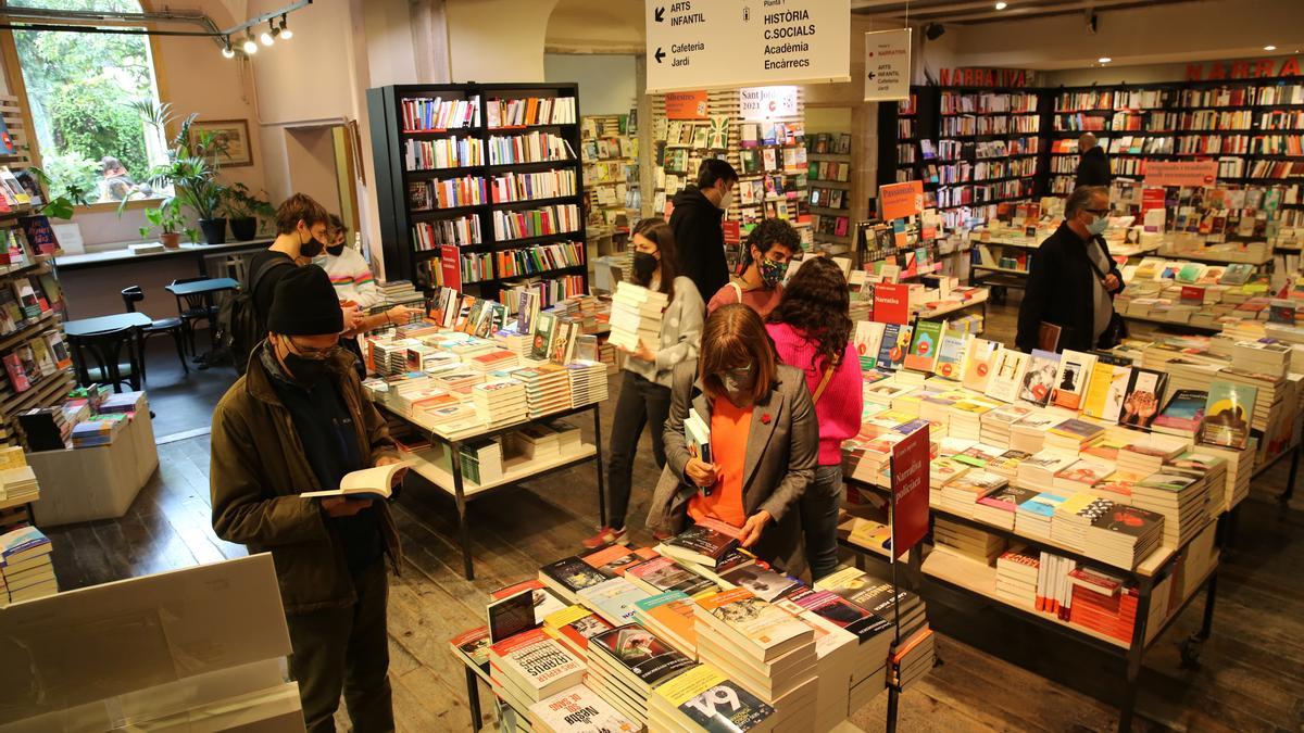 Interior de la librería La Central.