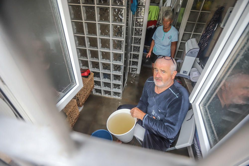 Imágenes de los vecinos retirando agua de las viviendas y las balsas de laminación que no dieron abasto ayer junto a la laguna de Torrevieja