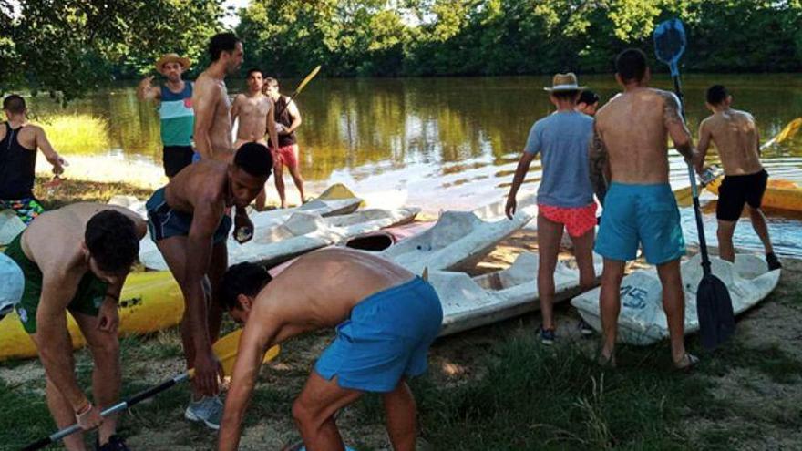 Integrantes del equipo de fútbol de Zamora en la tarde de ayer haciendo la ruta en canoa por el Tera.