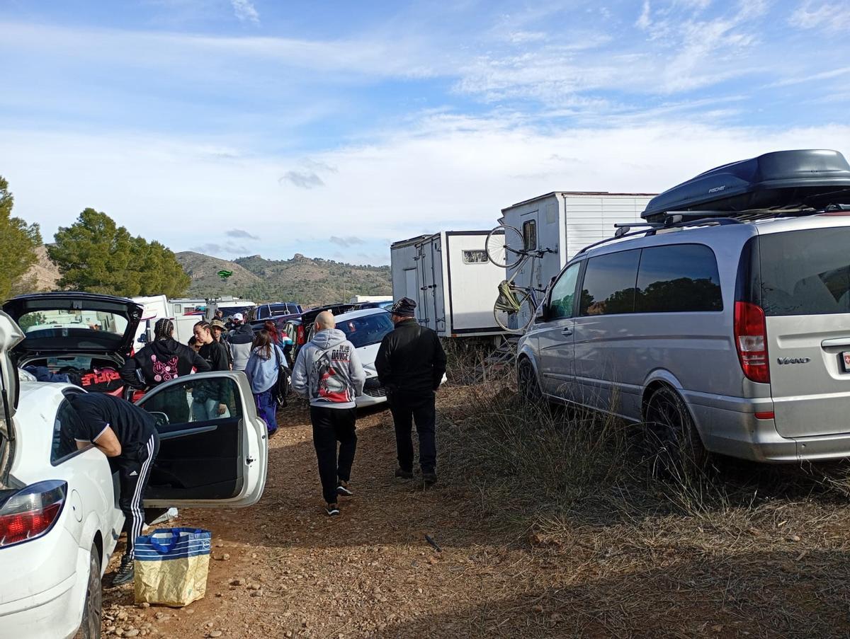 Vehículos estacionados en la vía de acceso al epicentro de la 'rave'.