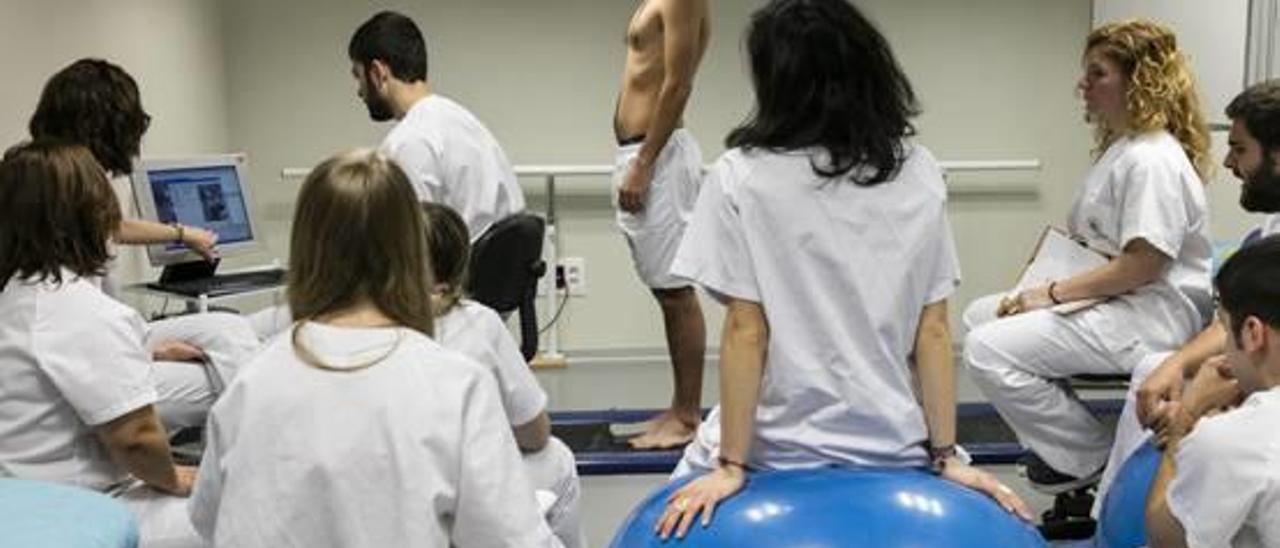 Alumnos de Fisioterapia del CEU de Elche durante una sesión práctica.