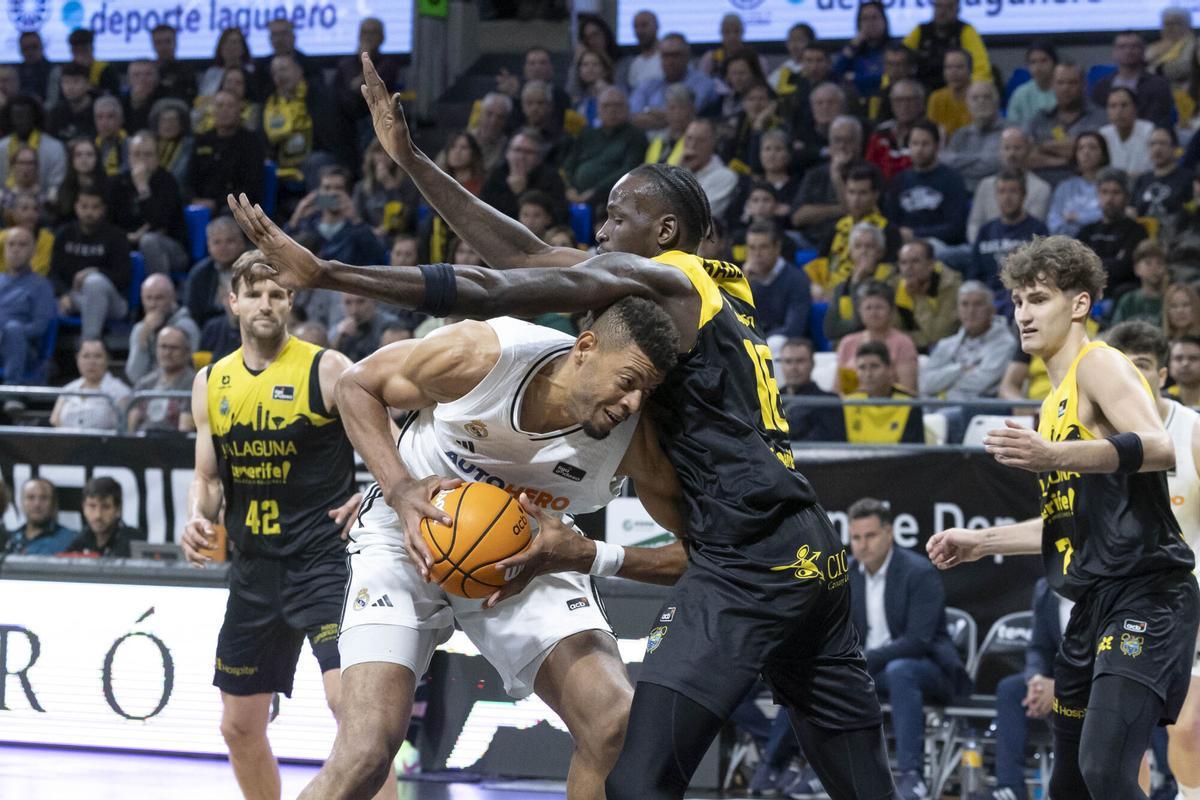 GRAFCAN7616. LA LAGUNA (TENERIFE), 13/04/2025.- El pívot del Real Madrid Tavares (i) y el pivot de La Laguna Tenerife Ibou Badji (d) durante el partido de la jornada 27 de la Liga Endesa que enfrentó a ambos equipos este domingo en el pabellón Santiago Martín en La Laguna, (Tenerife).EFE/ Miguel Barreto. la laguna tenerife . real madrid. liga acb 2024/2025 la laguna tenerife . real madrid. 27. accion. santiago martin