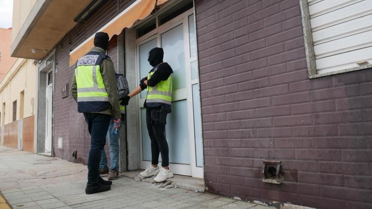 Agentes de la Policía Nacional en la puerta, este martes, de la sede del equipo de comunicación que trabaja para Coalición por Melilla.