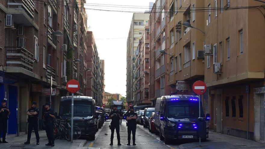 Desahucian a una mujer de 62 años en Orriols con una situación médica límite