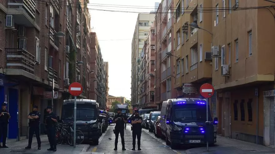 Desahucian a una mujer de 61 años en Orriols con una situación médica límite