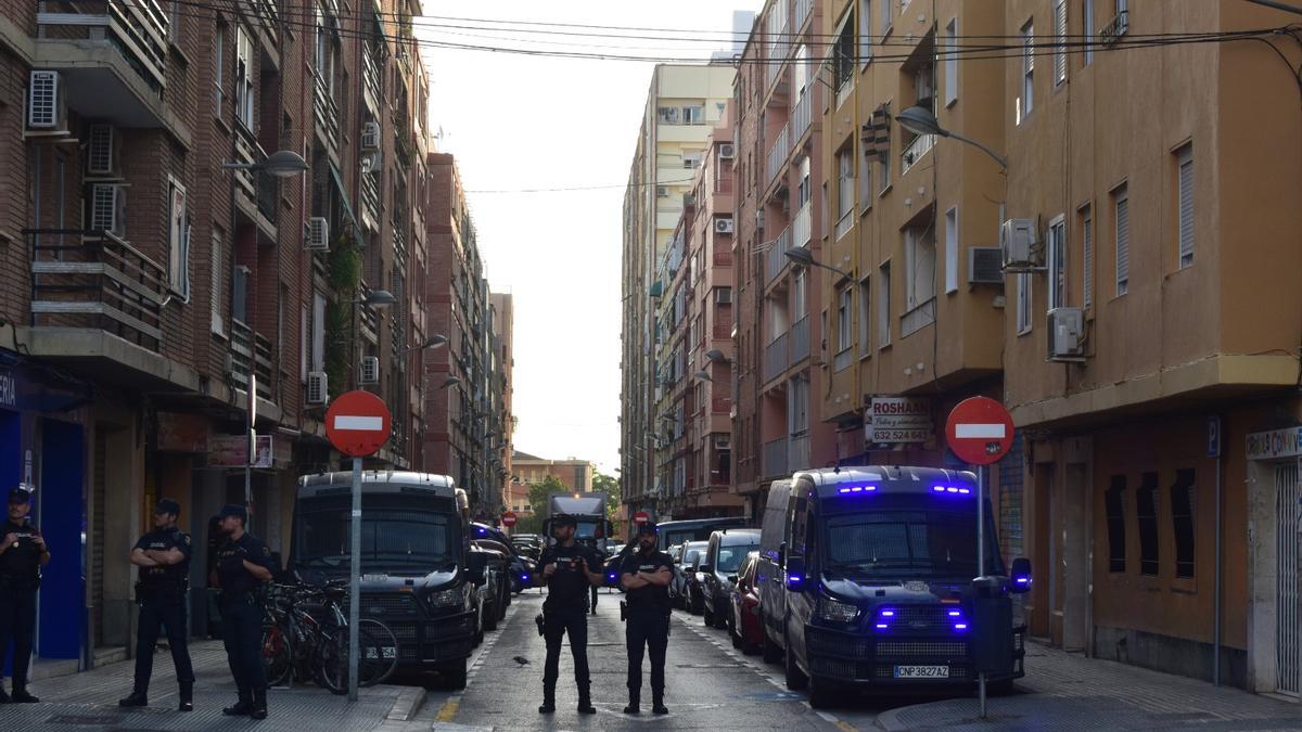 Desahucian a una mujer de 61 años en Orriols con una situación médica límite