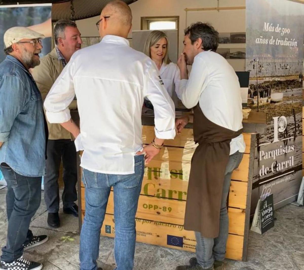 Los cocineros Xoanqui Ameixeiras (i.) y Javier Olleros (d.) con José Luis Villanueva y la gerente de la OPP-89, Ana Rivas.  | // OPP-89