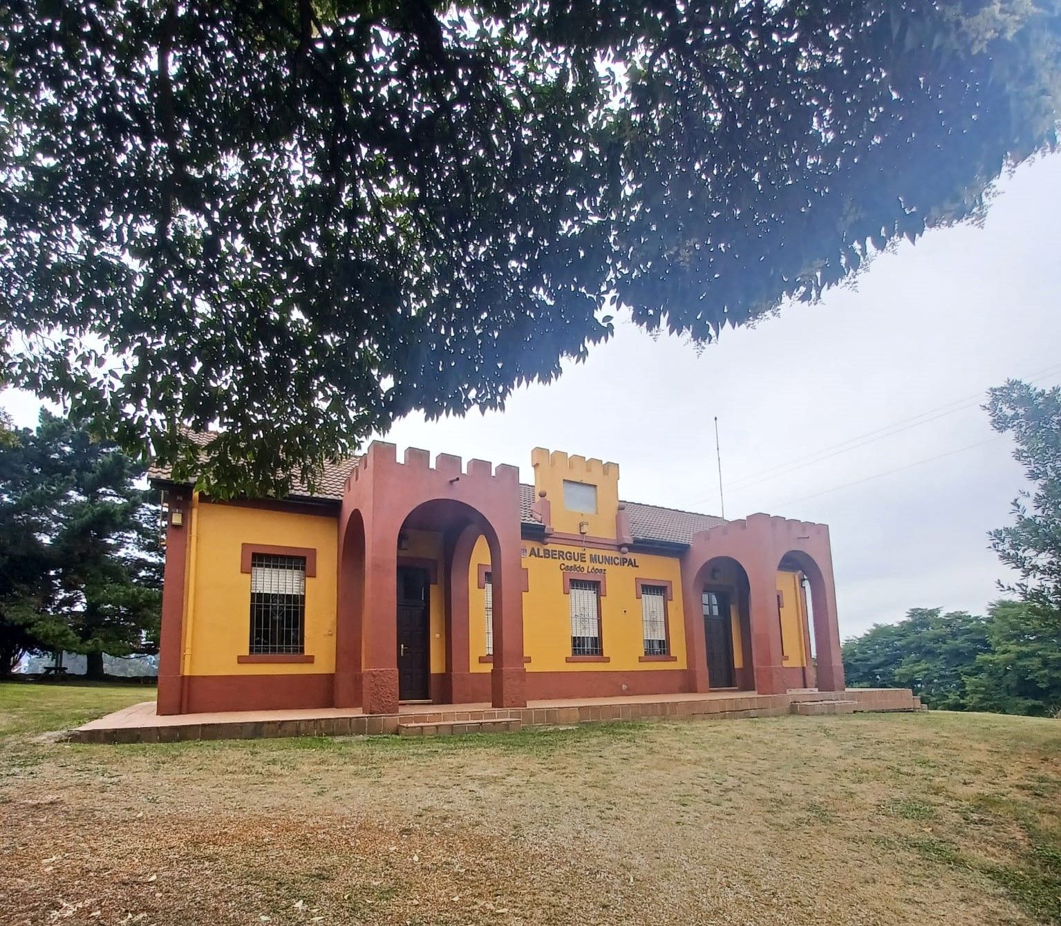 La escuela indiana de Robledo, así es el emblemático edificio de Llanera de singular arquitectura historicista