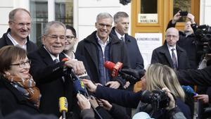 Van der Bellen, candidato de Los Verdes, con su mujer, Doris Schmidauer, tras votar en Viena, este domingo.