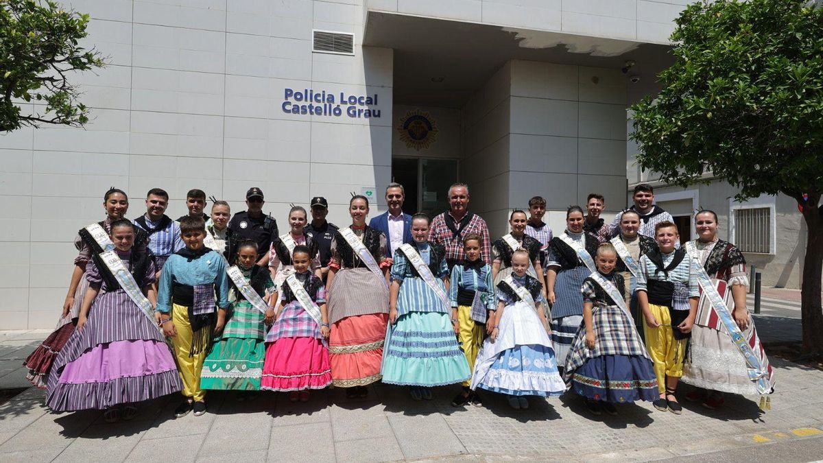 Imagen de grupo tras la visita a las instalaciones policiales.