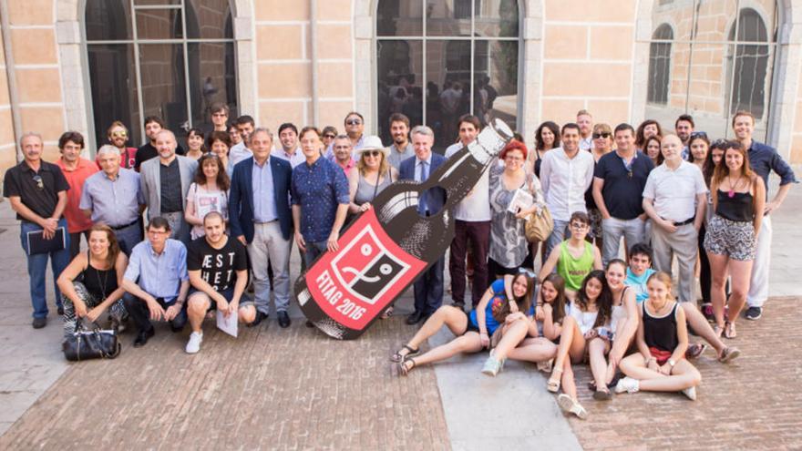 La família del FITAG posa per als fotògrafs a la Casa de Cultura de Girona · ACN