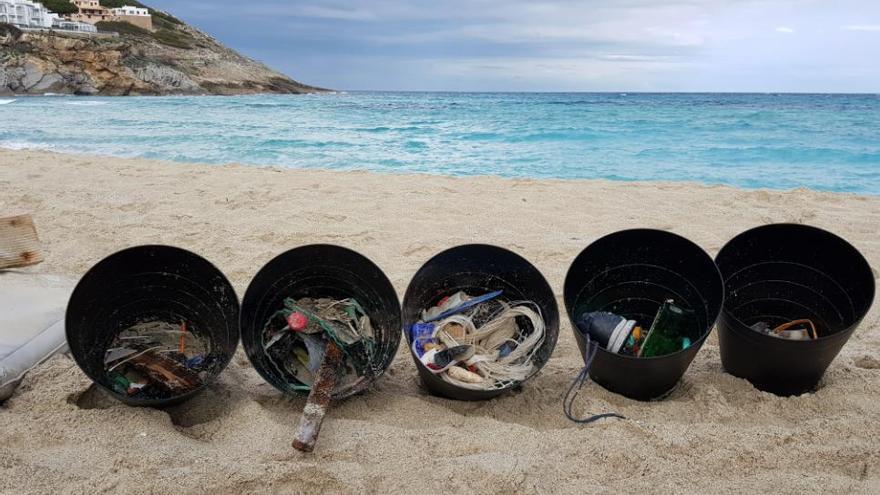 Sortierter Müll am Strand von Cala Mesquida.