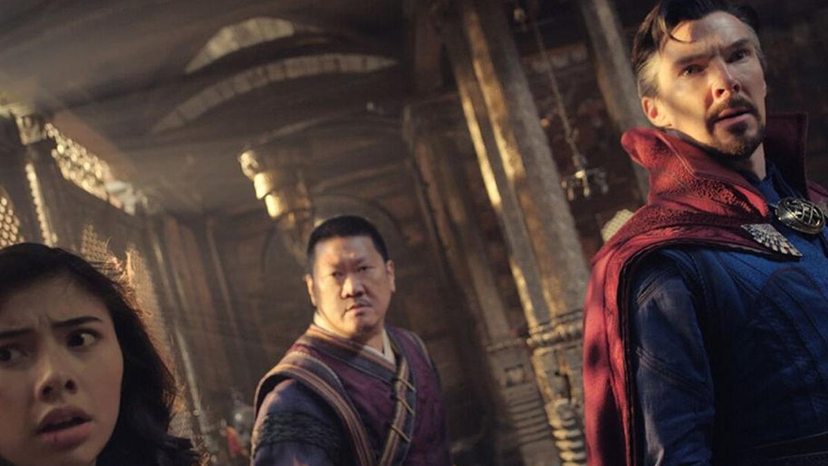 América Gómez (Xochitl Gomez), Wong (Benedict Wong) y Dr. Strange (Benedict Cumberbacht), en 'Doctor Strange en el multiverso de la locura'.