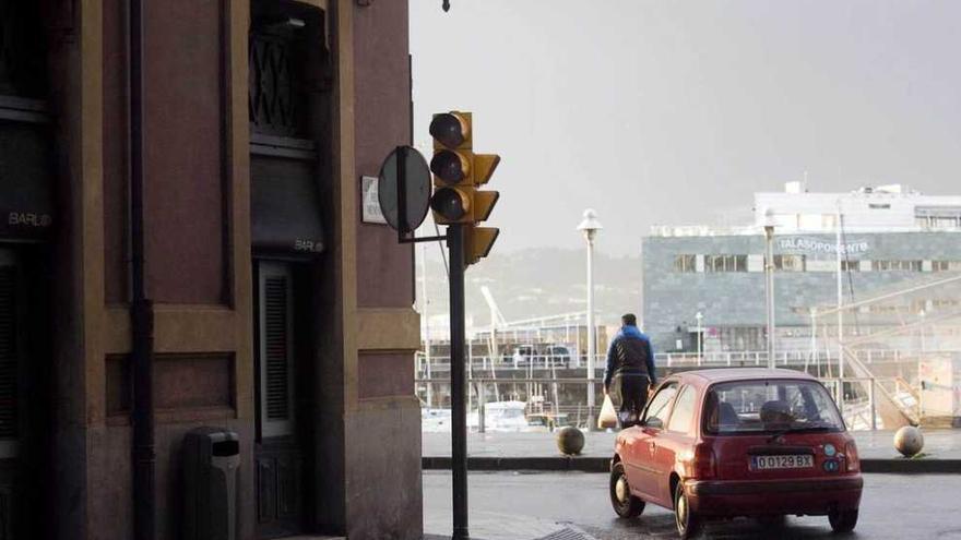 Un semáforo averiado en la calle Felipe Menéndez.