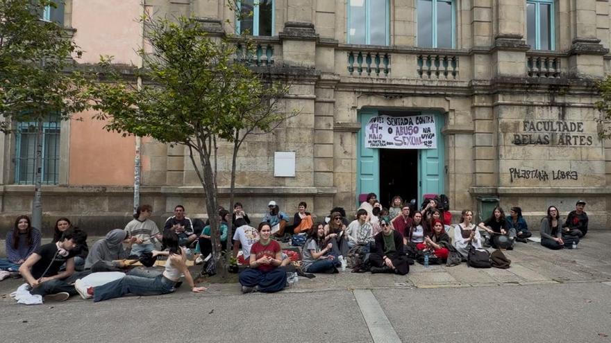 Sentada en Belas Artes de Pontevedra para reclamar apoyo y protección a víctimas de acoso