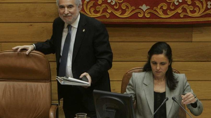 Miguel Santalices, con Pilar Rojo en la Mesa del Parlamento. // Xoán Álvarez