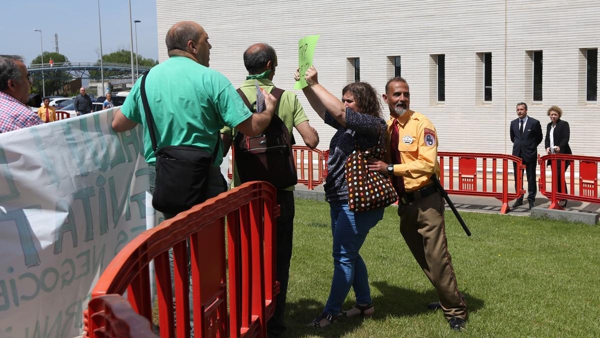 Protesta de trabajadores subcontratados del Hotel Tryp cercano al Aeropuerto de Barcelona.