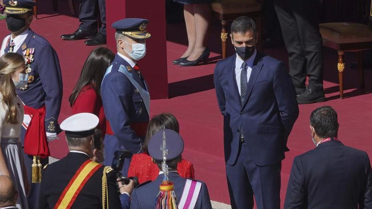 El presidente del Gobierno, Pedro Sánchez, charla con el rey Felipe VI durante el desfile militar con motivo de la Fiesta Nacional de este 12 de octubre de 2021.