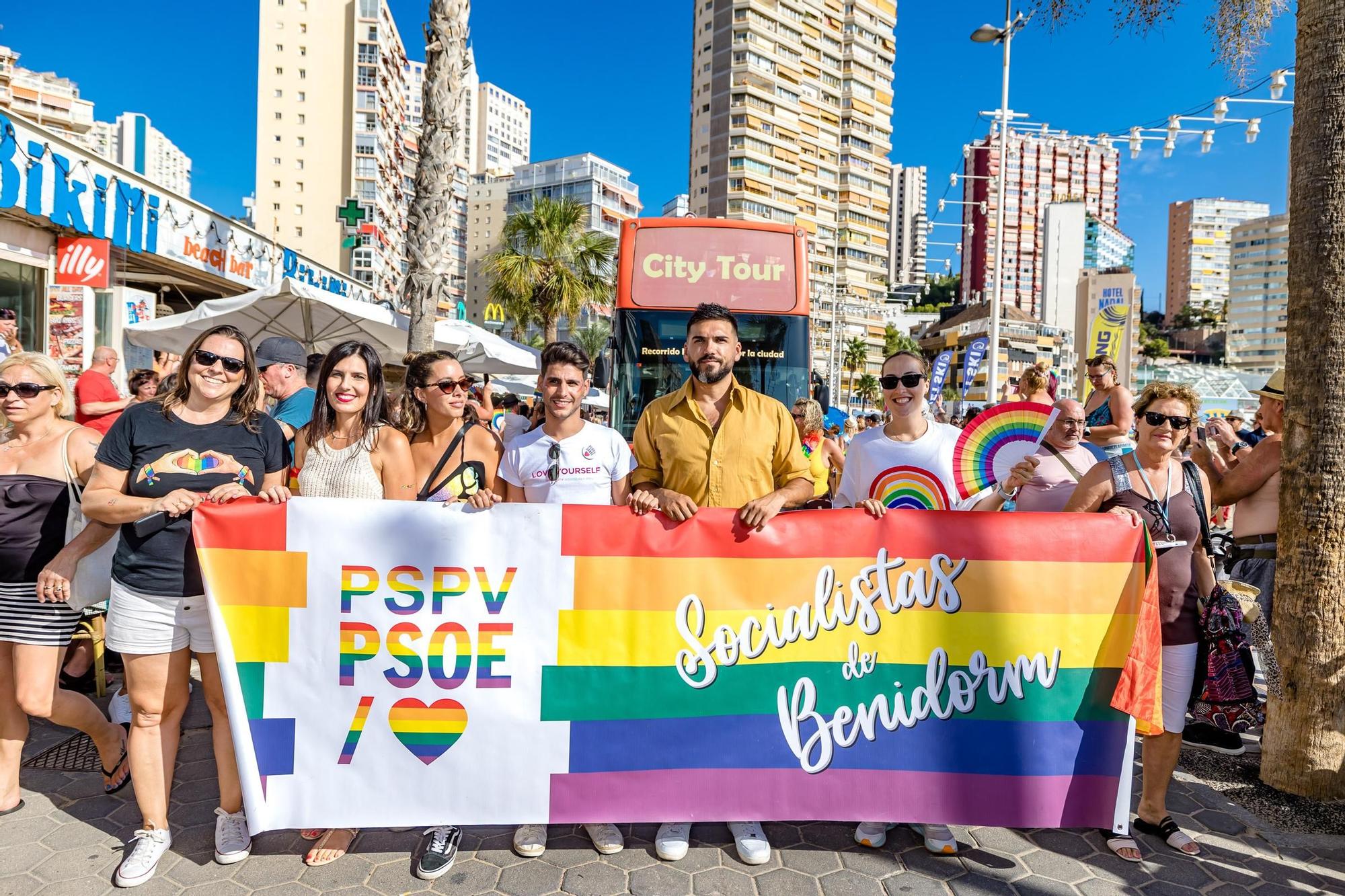 Cientos de personas festejan el Benidorm Pride con un multitudinario desfile y una fiesta en l'Aigüera