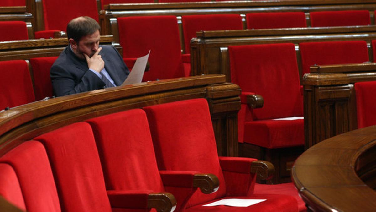 El líder de ERC, Oriol Junqueras, en su escaño del Parlament.
