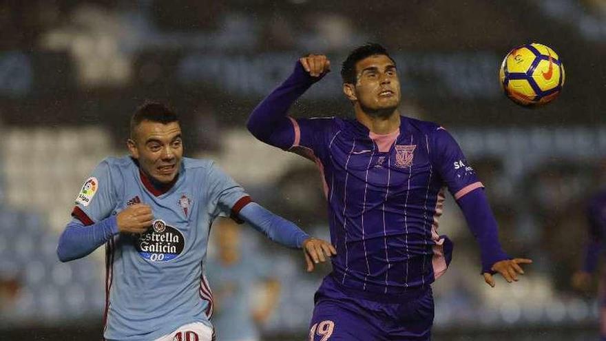 Iago Aspas trata de llegar a un balón con Muñoz. // Alba Villar