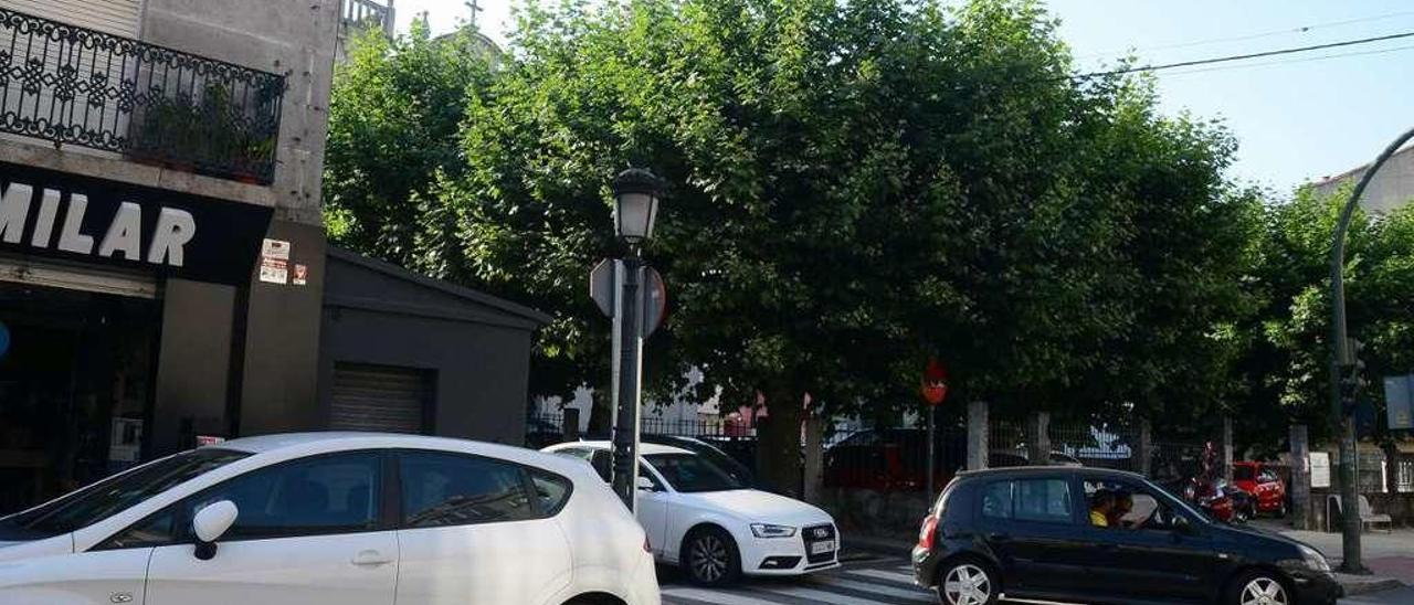 Coches que se incorporan a Ramón Cabanillas desde la calle Xogo da Bola, en Moaña. //Gonzalo N.