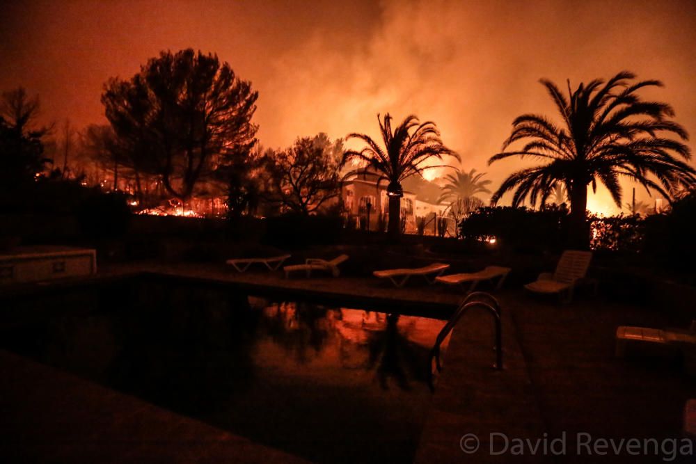 Desalojan a centenares de personas en Xàbia por un incendio que avanza sin control