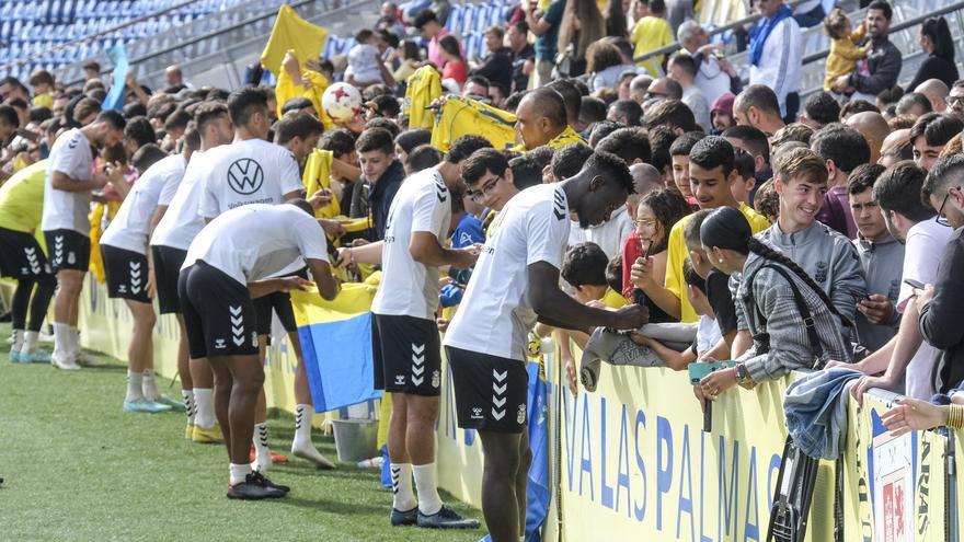 La UD Las Palmas se entrena a puerta abierta ante sus aficionados en el Estadio de Gran Canaria