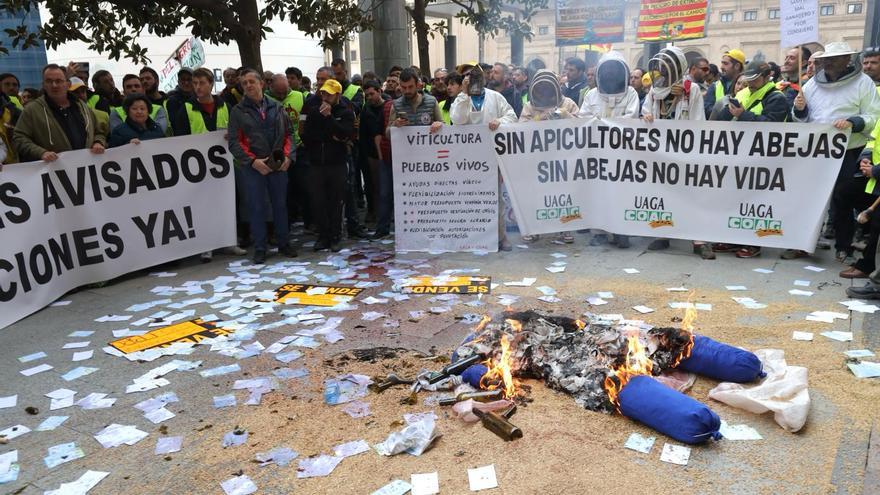 De la tensión a las puertas de Agricultura al reparto de fruta: así ha sido la protesta de los agricultores en Zaragoza