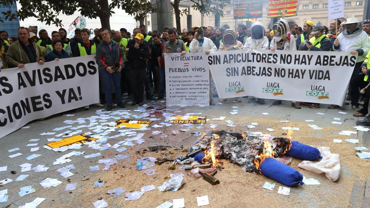 En imágenes | Tensión en la protesta de los agricultores en el centro de Zaragoza