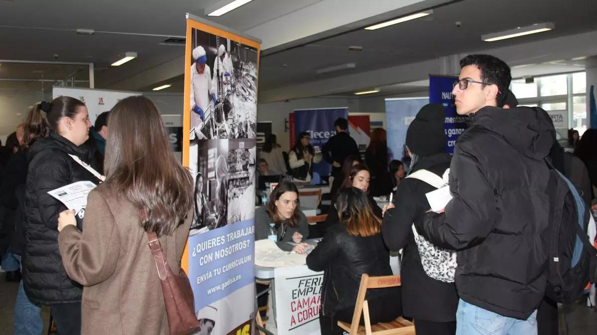 Mozas e mozos na feira de emprego celebrada o ano pasado en Carballo.