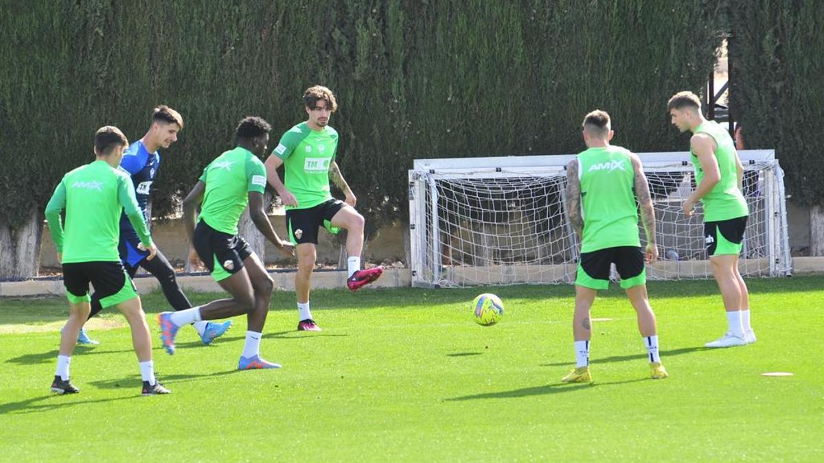 Álex Collado y John, en el centro, durante el entrenamiento de este viernes