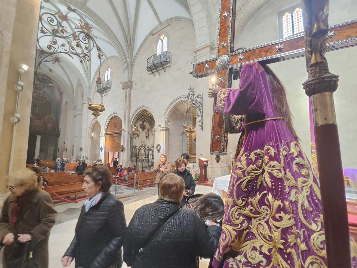 Los oriolanos acuden al besapié de su patrón en la Iglesia de las Santas Justa y Rufina