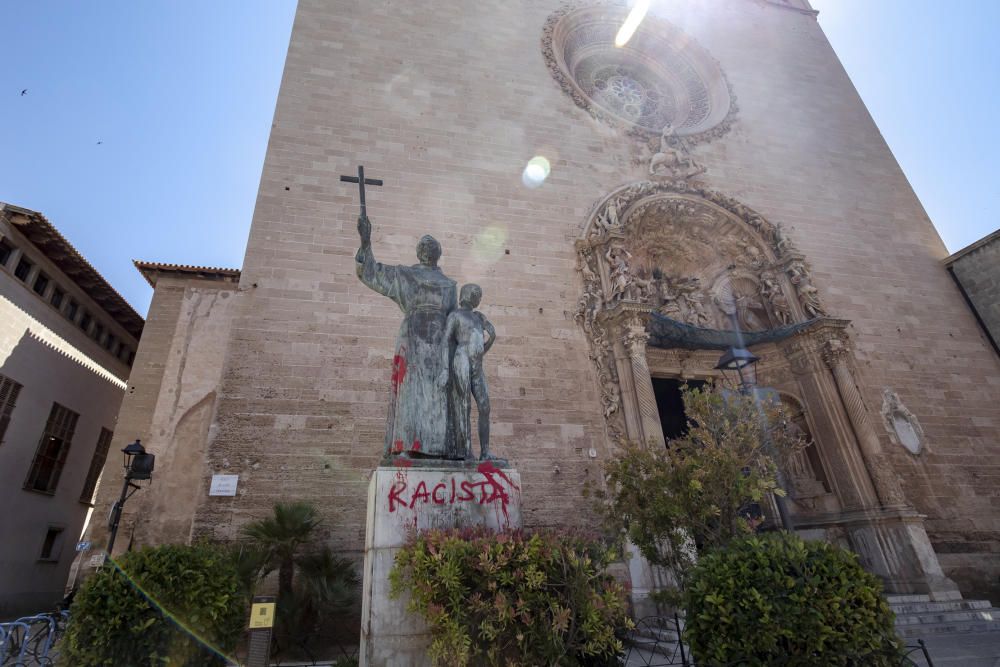 Aparece una pintada de "racista" en la estatua de Juníper Serra en Sant Francesc