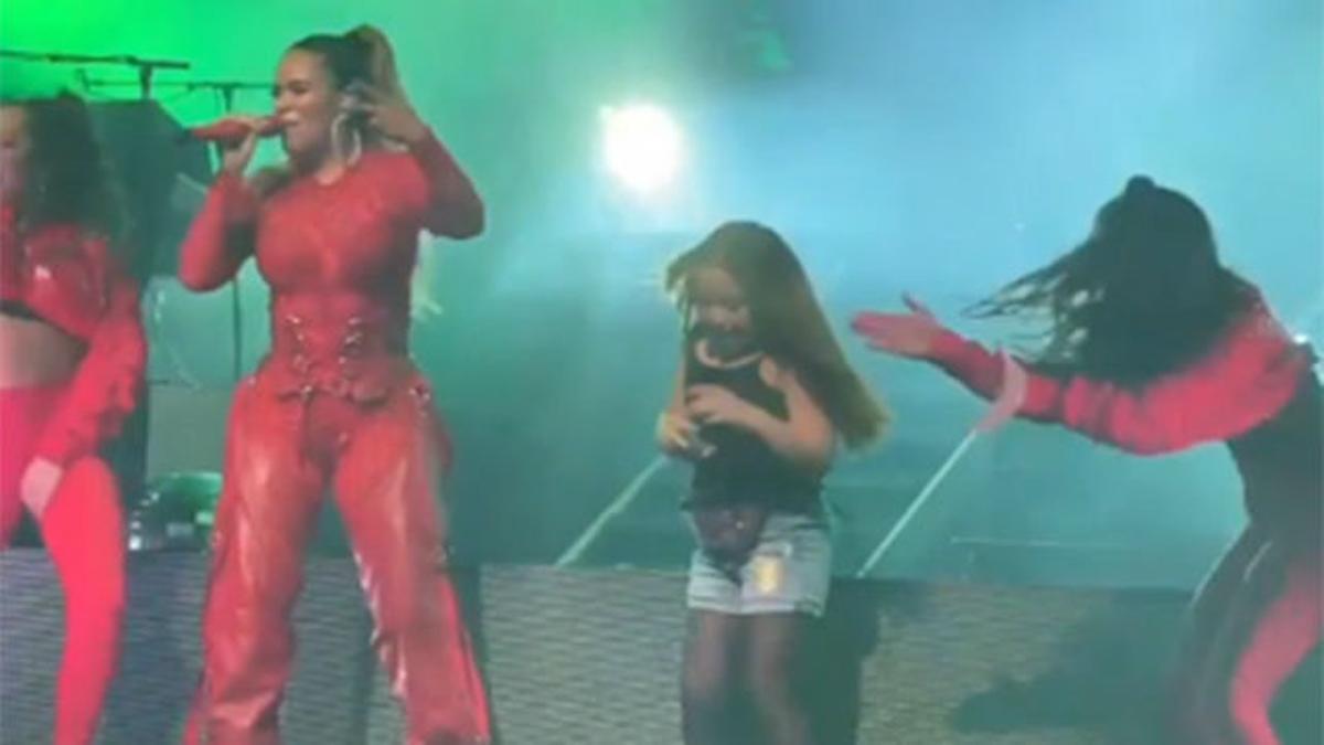 Karol G. sube a una niña al escenario y le sorprende por cómo baila