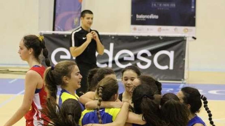 Las jugadoras de la selección asturiana infantil celebran el ascenso a la máxima categoría tras ganar a Aragón.