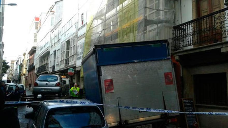 Cae de un andamio tras chocar contra él un vehículo en Ferrol